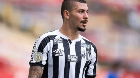 Alison atuando no Santos em 2020 - Jorge Rodrigues/AGIF