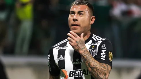 Foto: Marcello Zambrana/AGIF – Eduardo Vargas em ação pelo Atlético-MG na Libertadores de 2022 em partida contra o Palmeiras.
