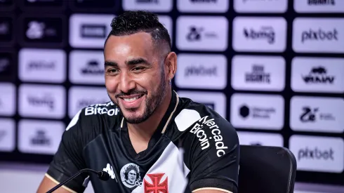 Dimitri Payet durante sua apresentação oficial pelo Vasco, jogador é a grande craque e a expectativa da torcida para o jogo contra a Portuguesa-RJ.
