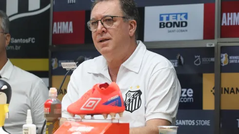 O presidente Marcelo Teixeira fala aos jornalistas em coletiva de imprensa realizada na Vila Belmiro. Foto: Reinaldo Campos/AGIF