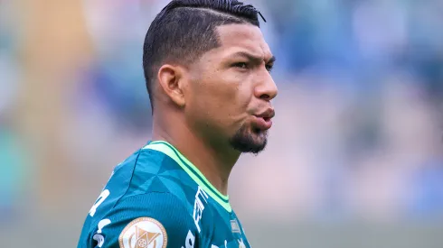 Rony jogador do Palmeiras durante partida contra o Santos no estádio Arena Barueri pelo campeonato Brasileiro A 2023. Atleta segue criticado por torcedores. Foto: Marcello Zambrana/AGIF