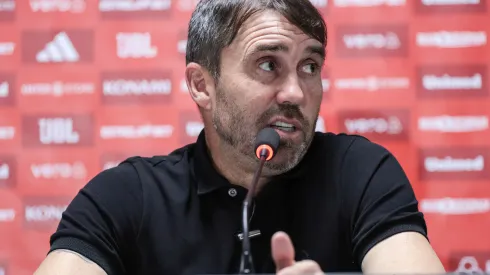 Eduardo Coudet tecnico do Internacional durante entrevista coletiva apos a partida contra o Athletico-PR no estadio Arena da Baixada pelo campeonato Brasileiro A 2023. Treinador perdeu um atacante. Foto: Robson Mafra/AGIF
