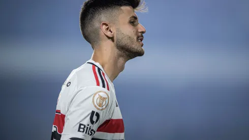 Lucas Beraldo jogador do Sao Paulo durante partida contra o Goias no estadio Serrinha pelo campeonato Brasileiro A 2023. Atleta está jogando bem no PSG. Foto: Isabela Azine/AGIF
