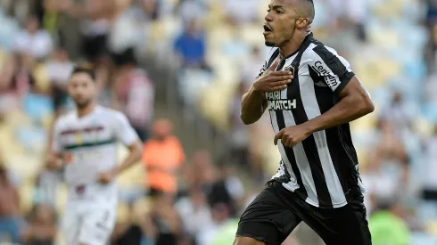 Marlon Freitas, ao marcar gol contra o Fluminense. Volante vem se destacando na temporada – Foto: Thiago Ribeiro/AGIF
