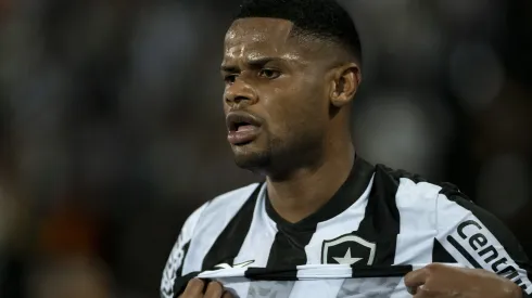Júnior Santos comenta sobre procuras para deixar o Botafogo.