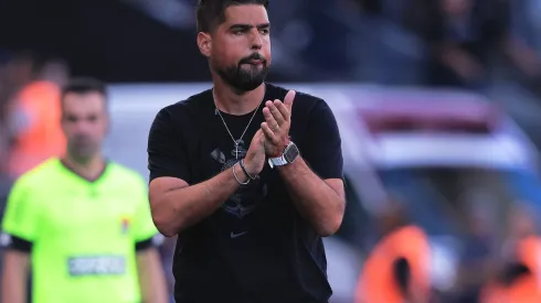 Foto: Ettore Chiereguini/AGIF – António Oliveira durante o confronto contra o Santo André no Campeonato Paulista de 2024.
