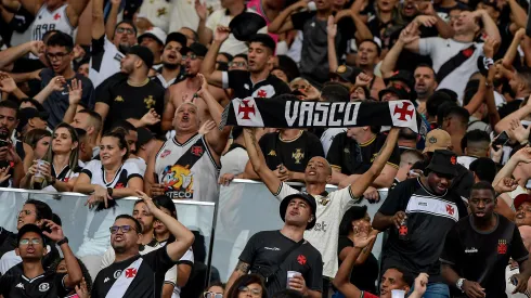 Torcida do Vasco marcando presença no Maracanã, pelo Brasileirão 2023. Estádio será o palco da semifinal do Cariocão - Foto: Thiago Ribeiro/AGIF