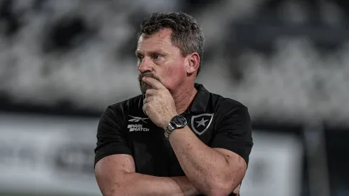 Fábio Matias está invicto a frente do Botafogo. Treinador vem ganhando elogios dos jogadores – Foto: Thiago Ribeiro/AGIF
