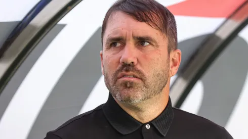 Eduardo Coudet tecnico do Internacional durante partida contra o Cruzeiro no estadio Mineirao pelo campeonato Brasileiro A 2023. Treinador alertou sobre desfalque. Foto: Gilson Lobo/AGIF
