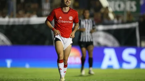 Foto: Marlon Costa/AGIF – Maurício durante a partida contra o ASA na Copa do Brasil de 2024.
