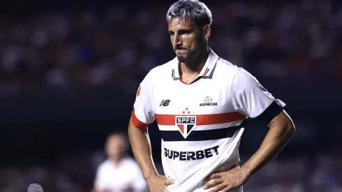 Após ser substituído por dor, Calleri pode ser desfalque em próximo jogo do São Paulo. Marcello Zambrana/AGIF
