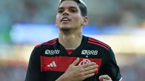 Ayrton Lucas jogador do Flamengo comemora seu gol durante partida contra o Volta Redonda no estadio Maracana pelo campeonato Carioca 2024. Situação do atleta recebeu atualização. Foto: Thiago Ribeiro/AGIF
