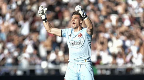 Léo Jardim em partida pelo Brasileirão 2023. Goleiro continua sendo destaque nesta temporada - Foto: Ribeiro/AGIF