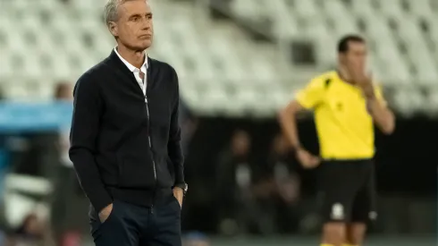 Luís Castro, quando ainda comandava o Botafogo. Treinador vem balançando no cargo na Arábia – Foto: Jorge Rodrigues/AGIF
