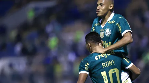 Jhon Jhon e Rony comemoram gol durante partida contra o Ituano no estadio Arena Barueri pelo campeonato Paulista 2024. Meia passou a ser banco do time. Foto: Marcello Zambrana/AGIF