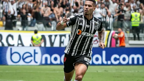 Paulinho jogador do Atletico comemora seu gol durante partida contra o America-MG no estadio Arena MRV pelo campeonato Mineiro 2024. Fernando Moreno/AGIF
