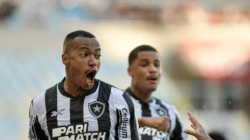 Marlon Freitas jogador do Botafogo comemora seu gol durante partida contra o Fluminense no estadio Maracana pelo campeonato Carioca 2024. Atleta pode chegar na Colina. Foto: Thiago Ribeiro/AGIF
