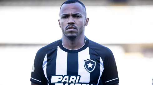 Marlon Freitas jogador do Botafogo durante partida contra o Santos no estadio Vila Belmiro pelo campeonato Brasileiro A 2023. Camisa 17 pode estar deixando o clube. Foto: Abner Dourado/AGIF
