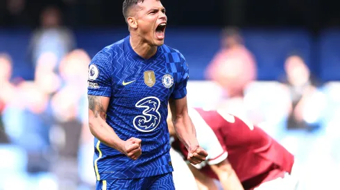 Thiago Silva, em partida contra o West Ham. Zagueiro encerra o contrato com o Chelsea no meio do ano - Foto: Ryan Pierse/Getty Images