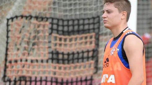 Adryan em treino no Ninho do Urubu, em 2013. Jogador estava no Brescia, da Itália - Foto: Pedro Martins/ AGIF