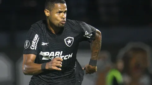 Foto: Vitor Silva/Botafogo – Júnior Santos durante a partida contra o Bragantino na última quarta-feira (13).
