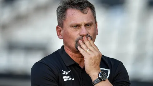   Fabio Matias técnico interino do Botafogo durante partida contra o Audax no estadio Engenhao pelo campeonato Carioca 2024. Foto: Thiago Ribeiro/AGIF
