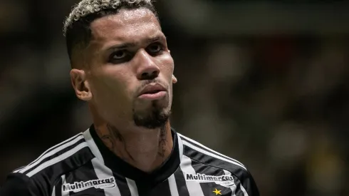 Foto: Fernando Moreno/AGIF - Paulinho durante partida contra a Tombense no Campeonato Mineiro de 2024.