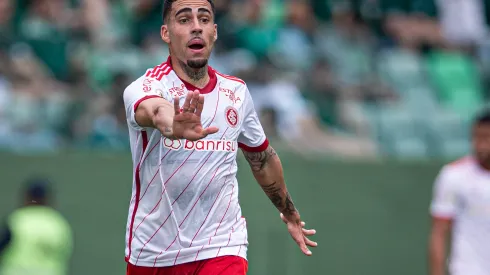 Foto: Isabela Azine/AGIF – Gabriel durante partida com a camisa do Internacional.
