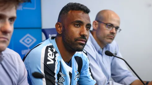 – Vice-presidente de futebol Paulo Caleffi, ao lado do diretor de futebol Antonio Brum, apresenta o meio campista Everton Galdino como novo reforço do Gremio para a temporada 2023. Peça está de saída. FOTO: LUCAS UEBEL/GREMIO FBPA
