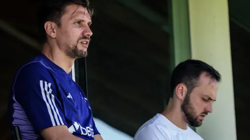 Foto: Gustavo Aleixo/Cruzeiro - Paulo André durante treinamento do Cruzeiro no dia 27 de novembro de 2023.