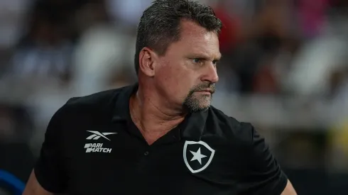 Fabio Matias tecnico interino do Botafogo durante partida contra o Aurora no estadio Engenhao pelo campeonato Copa Libertadores 2024. Thiago Ribeiro/AGIF
