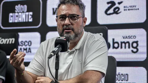 Foto: Thiago Ribeiro/AGIF - Alexandre Mattos durante coletiva em São Januário.