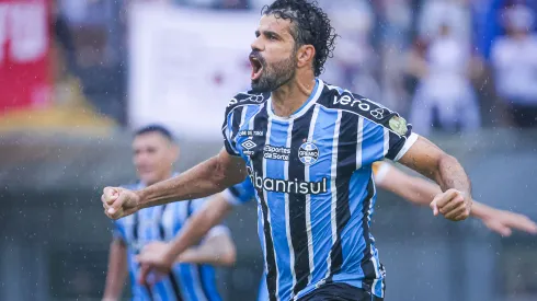 Diego Costa jogador do Gremio comemora seu gol durante partida contra o Caxias no estadio Centenario pelo campeonato Gaucho 2024. Veterano está sendo um goleador nato. Foto: Maxi Franzoi/AGIF