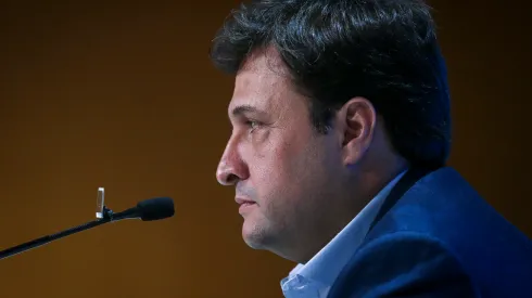 Foto: Fernando Alves/AGIF - Alberto Guerra durante coletiva em 2022.