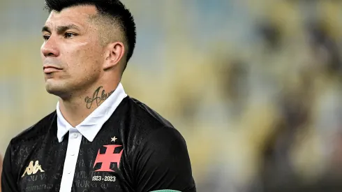 Medel jogador do Vasco durante partida contra o Fluminense no estadio Maracana pelo campeonato Carioca 2024. Zagueiro deve permanecer. Foto: Thiago Ribeiro/AGIF
