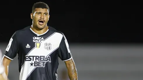 Jeferson Jeh jogador do Ponte Preta comemora seu gol durante partida contra o Botafogo-SP no estadio Santa Cruz pelo campeonato Paulista 2024. Foto: Thiago Calil/AGIF
