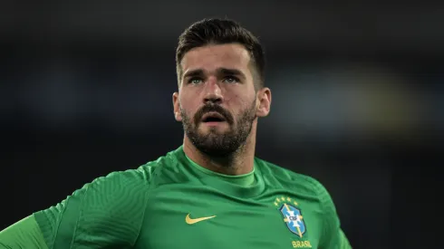 Alisson jogador do Brasil durante aquecimento antes da partida contra o Peru no estadio Engenhao pelo campeonato Copa America 2021. Goleiro abriu o jogo sobre 'possível' volta ao Inter. Foto: Thiago Ribeiro/AGIF