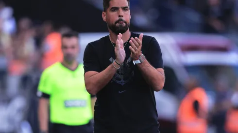 Antonio Oliveira tecnico do Corinthians durante partida contra o Santo Andre no estadio Arena Corinthians pelo campeonato Paulista 2024. Ettore Chiereguini/AGIF
