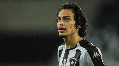 Matheus Nascimento jogador do Botafogo comemora seu gol durante partida contra o Nova Iguacu no estadio Engenhao pelo campeonato Carioca 2022. Atleta pode deixar o clube. Foto: Thiago Ribeiro/AGIF
