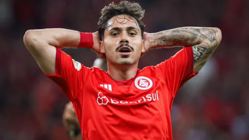 Mauricio jogador do Internacional lamenta chance perdida durante partida contra o Goias no estadio Beira-Rio pelo campeonato BRASILEIRO A 2023. Futuro do atleta deve ser definido. Foto: Maxi Franzoi/AGIF
