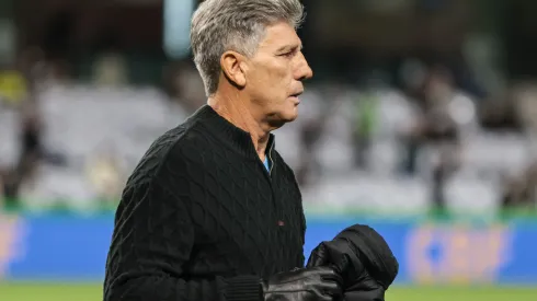 Renato Gaúcho em partida pelo Brasileirão 2023. Treinador pode ganhar retorno de jogador - Foto: Robson Mafra/AGIF