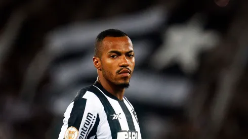 Foto: Vítor Silva/Botafogo – Marlon Freitas, alvo do Vasco, durante confronto contra o Grêmio no Campeonato Brasileiro de 2023.
