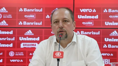 Foto: Ricardo Duarte/Internacional – Alessandro Barcellos durante entrevista coletiva no Internacional.
