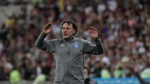 Gabriel Milito, com a camisa do Argentino Junior, durante partida contra o Fluminense na Libertadores de 2023.
