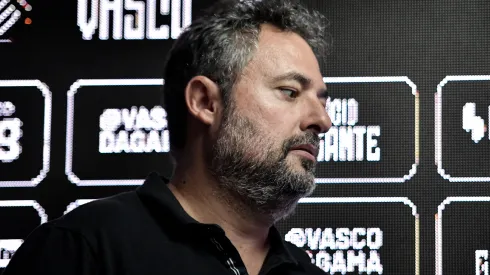 Alexandre Mattos, durante entrevista coletiva de apresentação do atacante Clayton Silva.