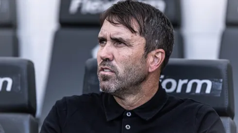 Eduardo Coudet ex- tecnico do Atletico-MG durante partida contra o Santos no estadio Vila Belmiro pelo campeonato BRASILEIRO A 2023. Treinador recebeu péssima notícia. Foto: Abner Dourado/AGIF