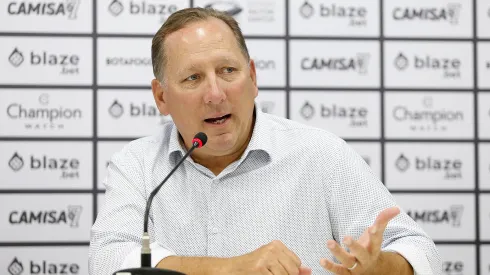 Foto: Vitor Silva/Botafogo – John Textor durante entrevista coletiva em 2022.
