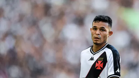 Adson jogador do Vasco durante partida contra o Nova Iguacu no estadio Maracana pelo campeonato Carioca 2024. Atleta já é pressionado. Foto: Thiago Ribeiro/AGIF
