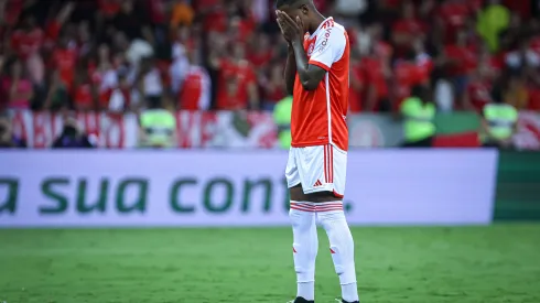 Robert Renan jogador do Internacional lamenta cobranca de penalti perdida em decisao durante partida contra o Juventude no estadio Beira-Rio pelo campeonato Gaucho 2024. Torcida revolta com o jogador. Foto: Maxi Franzoi/AGIF
