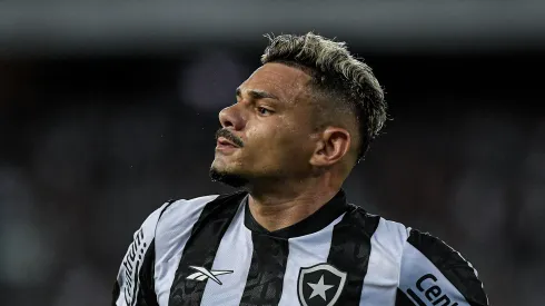 Tiquinho Soares jogador do Botafogo comemora seu gol durante partida contra o Aurora no estadio Engenhao pelo campeonato Copa Libertadores 2024. Companheiro do atleta deve ficar. Foto: Thiago Ribeiro/AGIF
